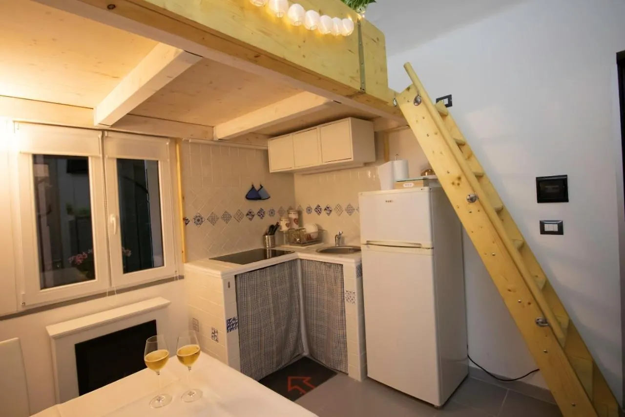 La Casetta Del Pangolino 사사리 B&B